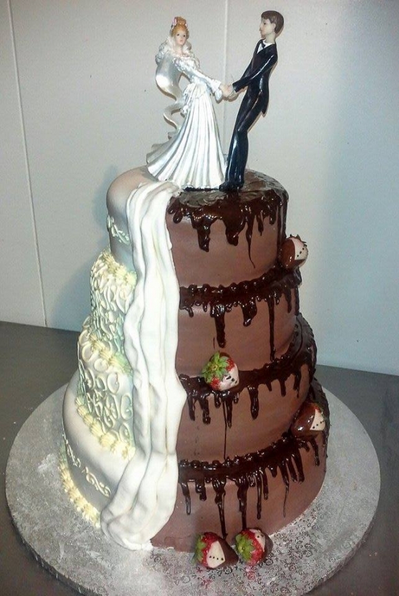 A Petzinger Cukrászat a menyasszony tortákat az ifjú pár által megálmodott módon készíti el.